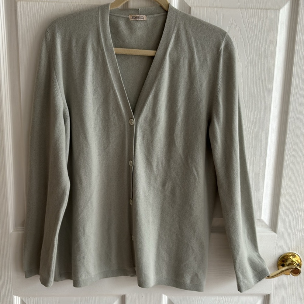 Malo 100% cashmere v-neck cardigan. Pastel grey-blue. Size M/L. Made in Italy.